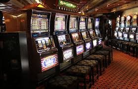 maindomino99 Prize Table interface showing Liga 1 betting payouts and live-dealer game odds